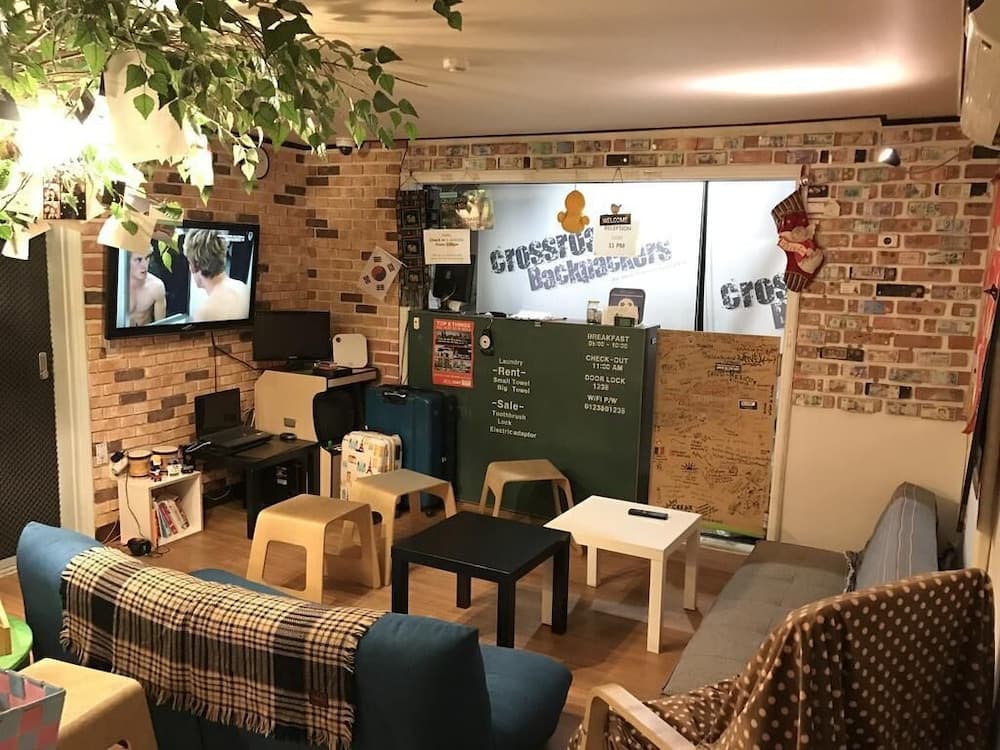 Crossroad Backpackers