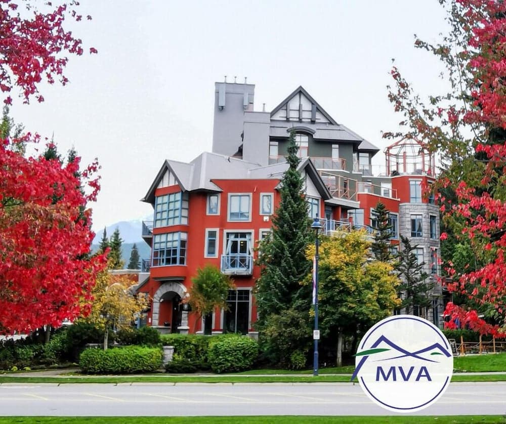 Alpenglow Lodge by MountainView