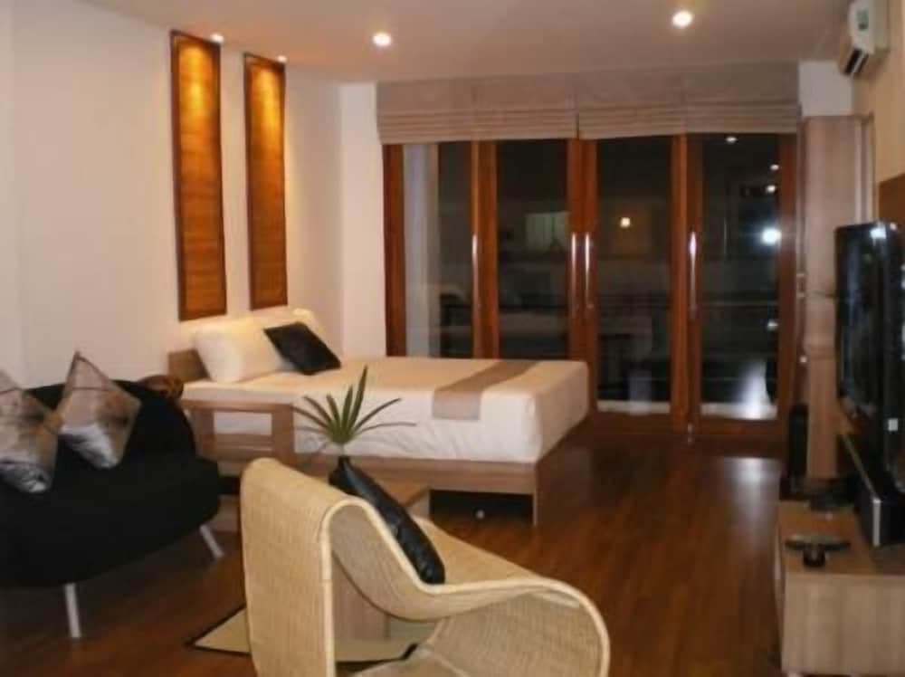 5ive Beach House Hotel