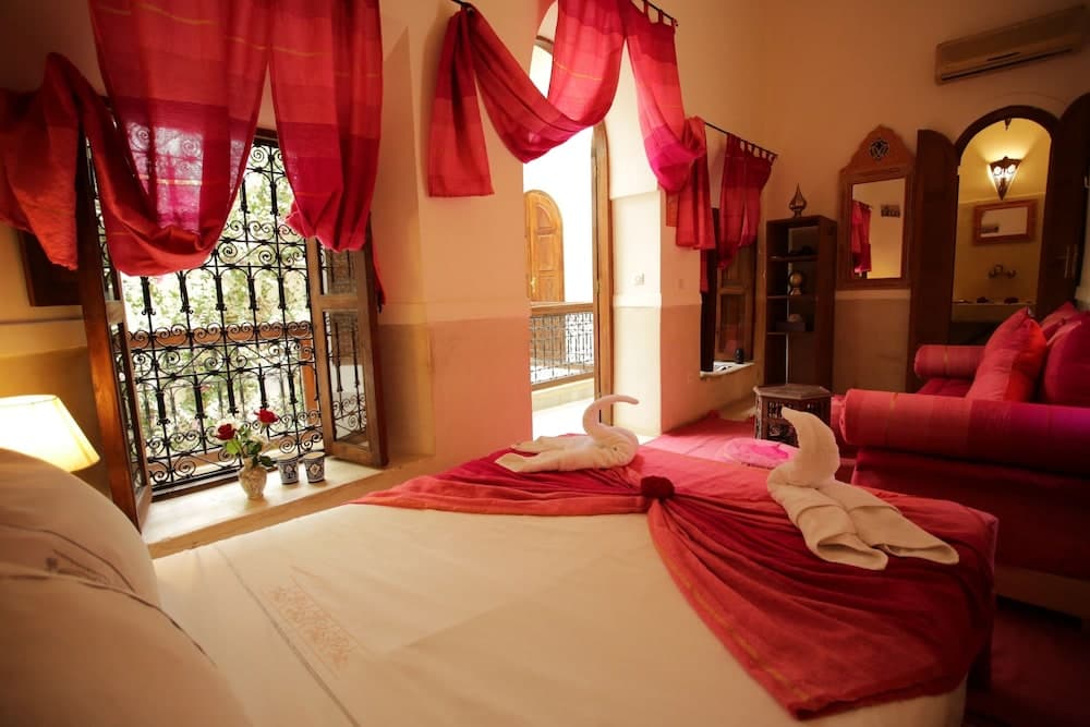 Riad White Flowers