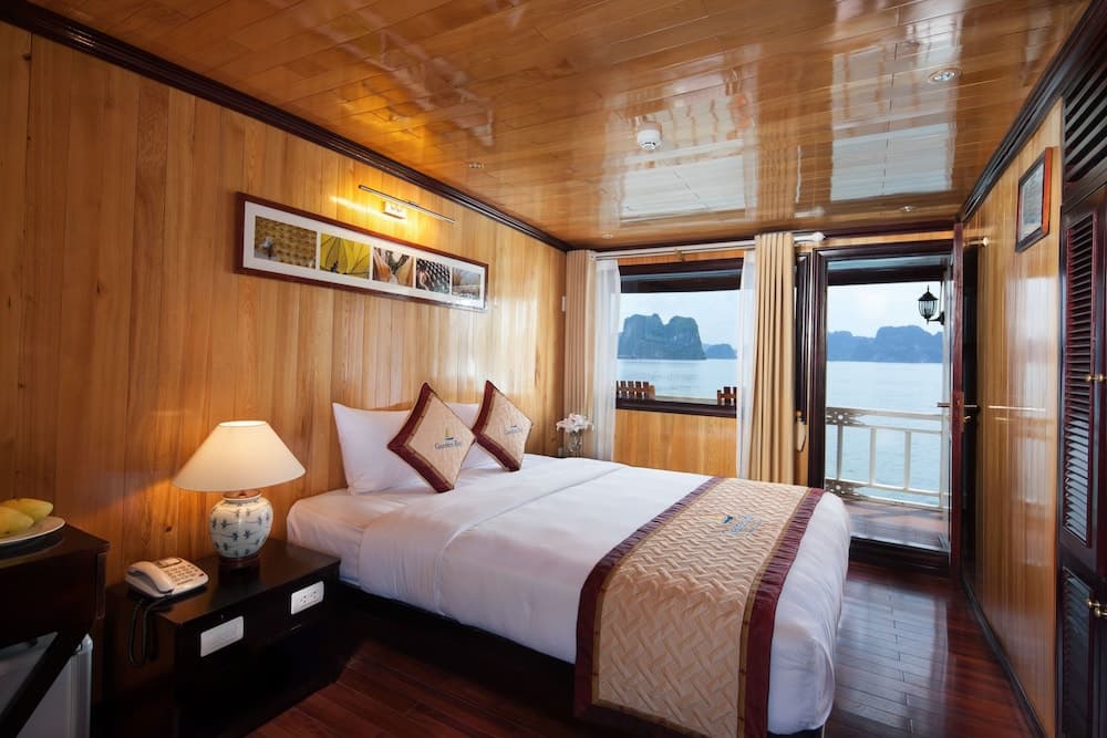 Garden Bay Luxury Cruise
