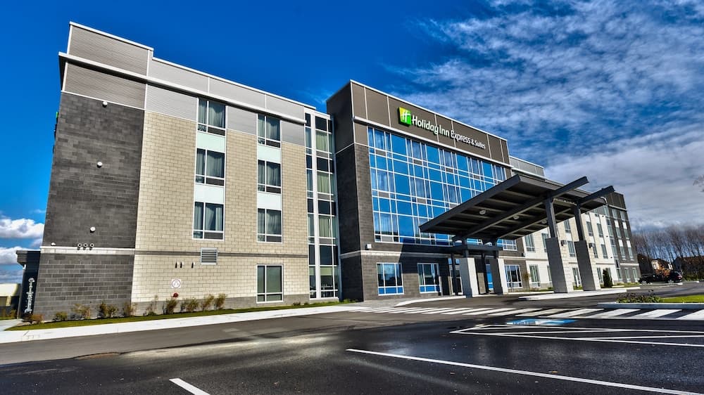 Holiday Inn Express & Suites Vaudreuil by IHG