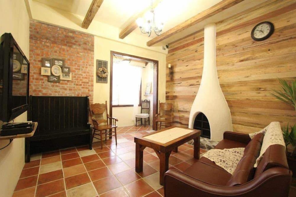 Antique's home