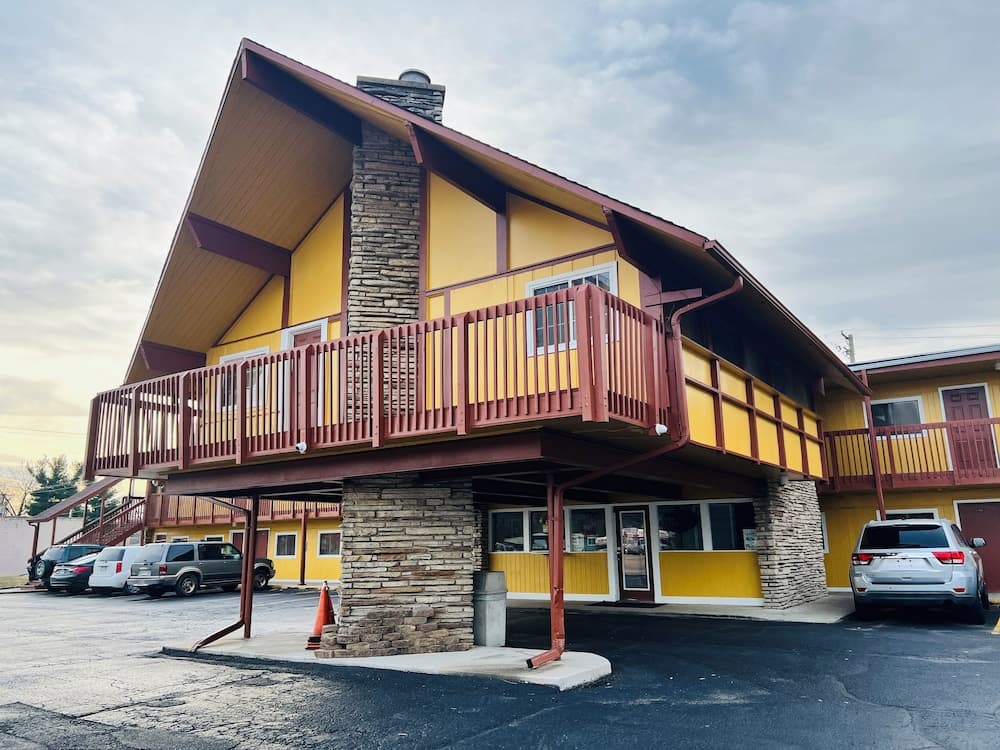 Capital O Clayton House Motel Rockford Near Airport