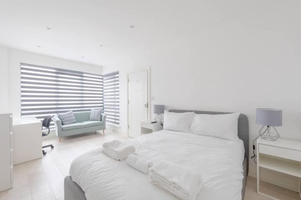 Spacious 4BD Townhouse - Near Stratford City!