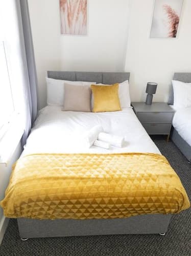 2 bed Townhouse Close to LFC Stadium