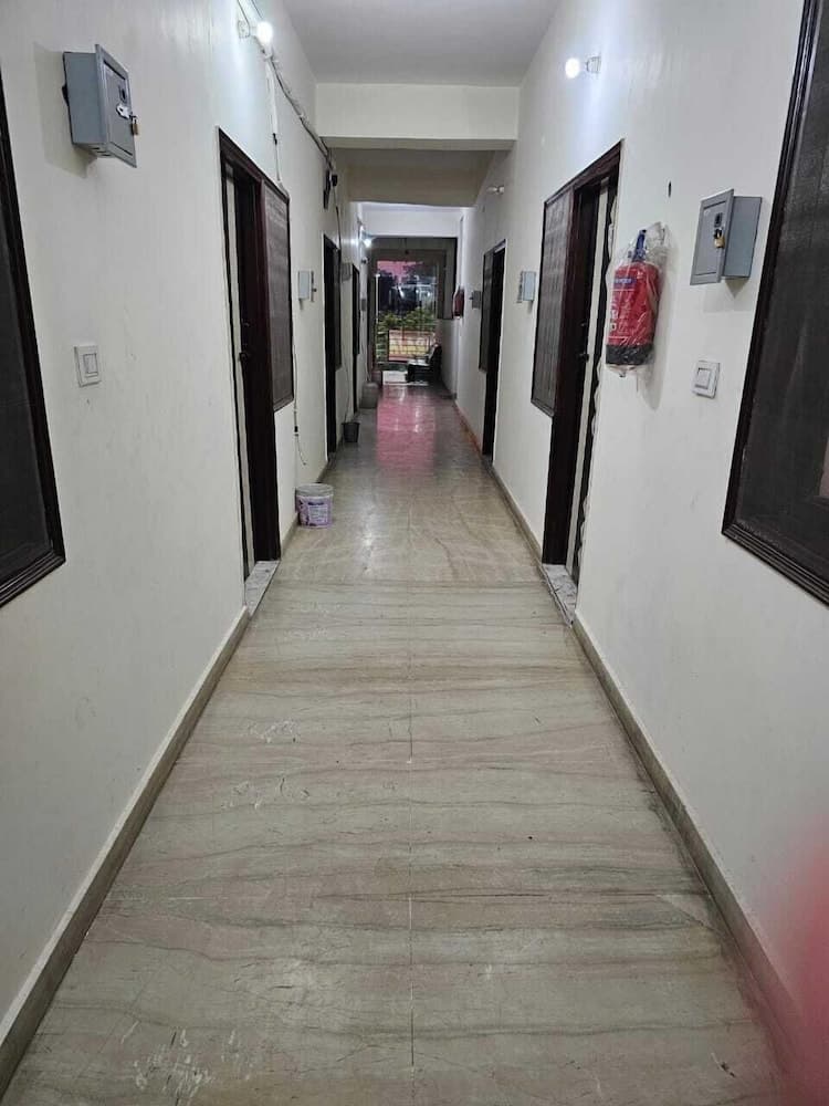 Roomshala 125 Hotel Maharaja