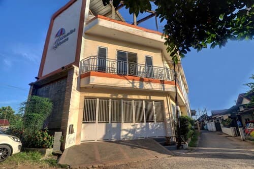 OYO Life 92707 D-akomiba Residence