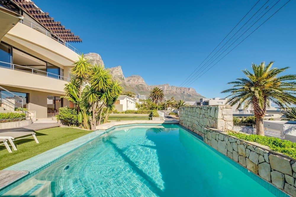 Multi-level Family Villa w Private Pool Views Lions Crest