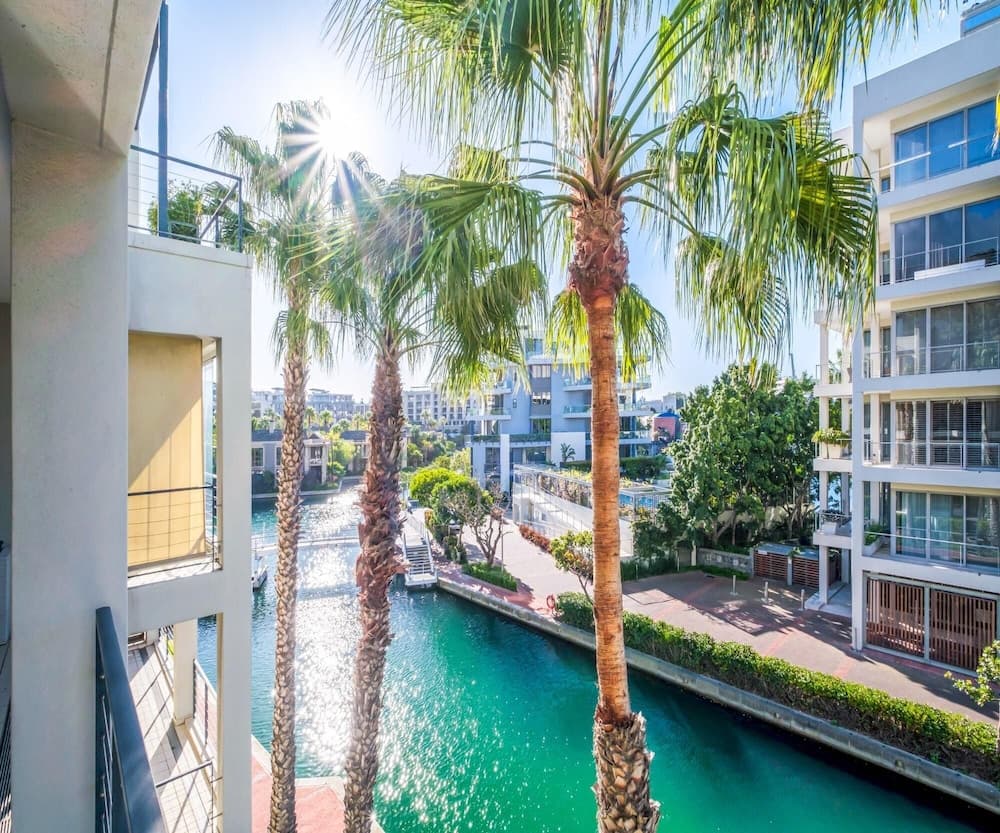 Modern Waterfront Apartment w Canal Views Gulmarn 201