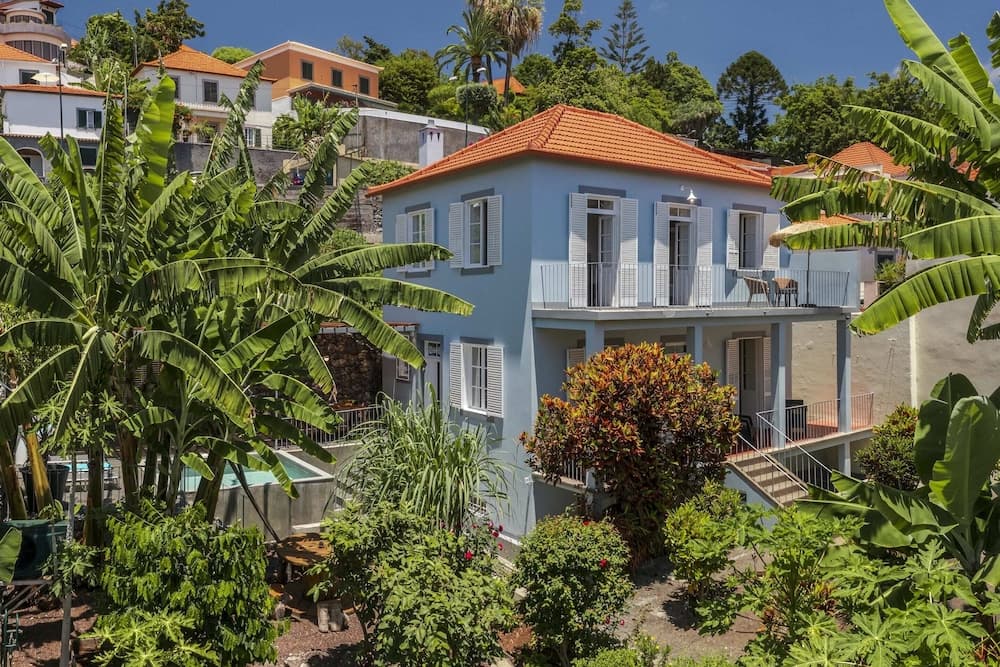 With Secret Garden and Pool - Villa Quebra Costas
