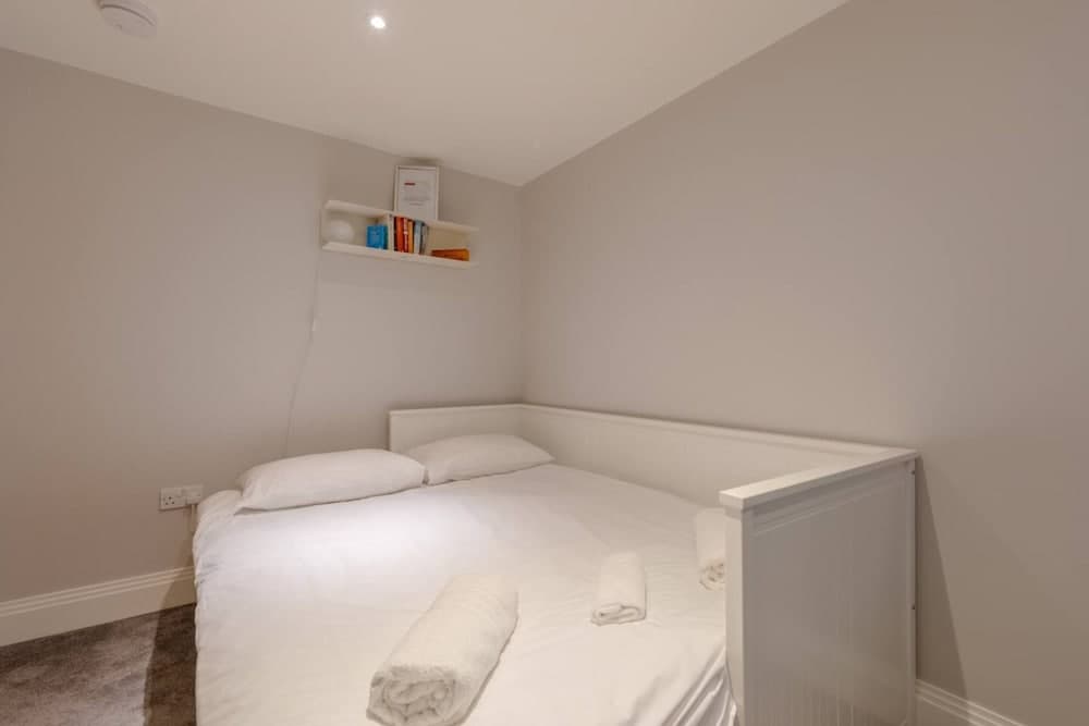 Chic & Spacious 2BD Flat -2 Mins to Baron's Court