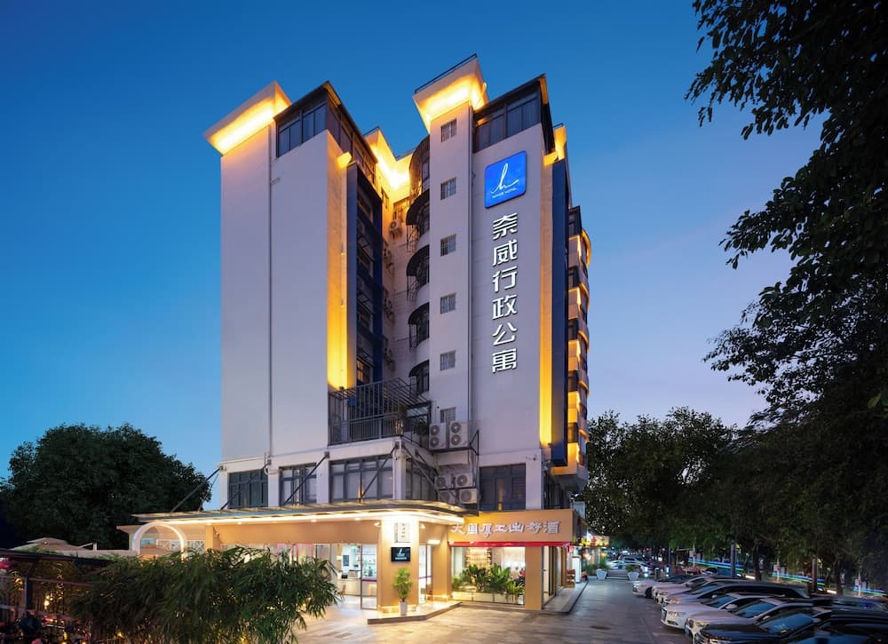 NAIVE L Executive Apartments Coast City