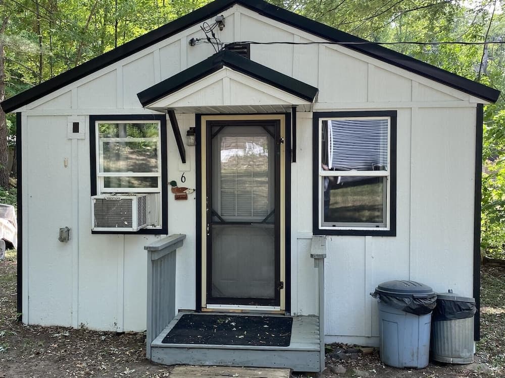 Lincolnwood Cabin 6