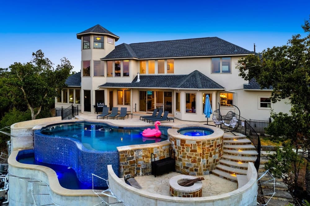 Hillside Infinity Pool Retreat