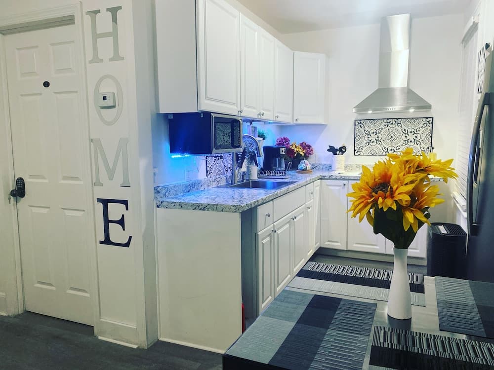 Modern Private Bedroom Bus stop to NYC