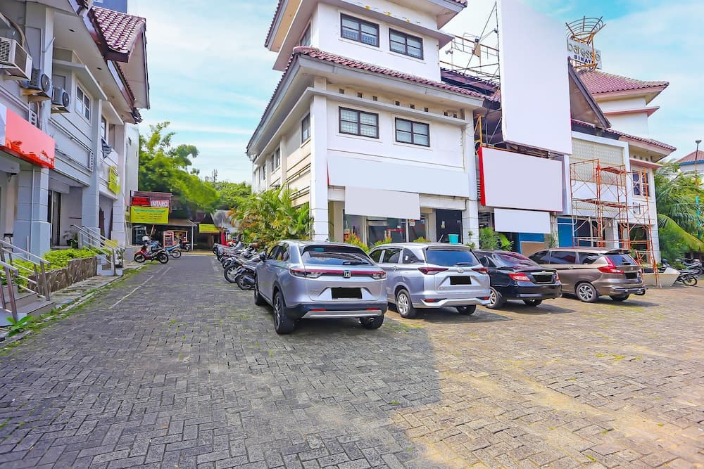 OYO 92677 Hotel Bintaro