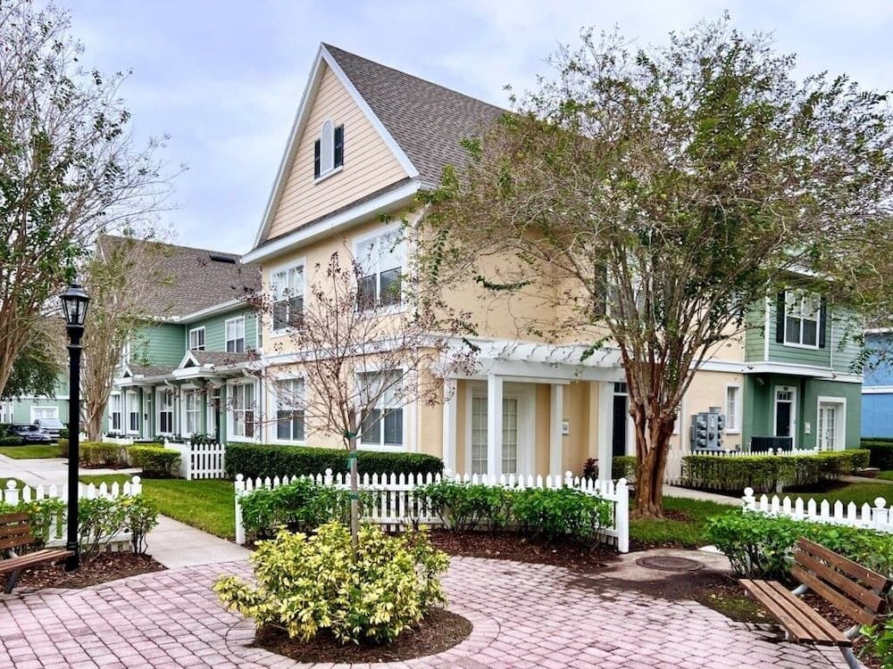 Lovely Family Townhome In Great Location-2200scd 4 Bedroom Townhouse by RedAwning