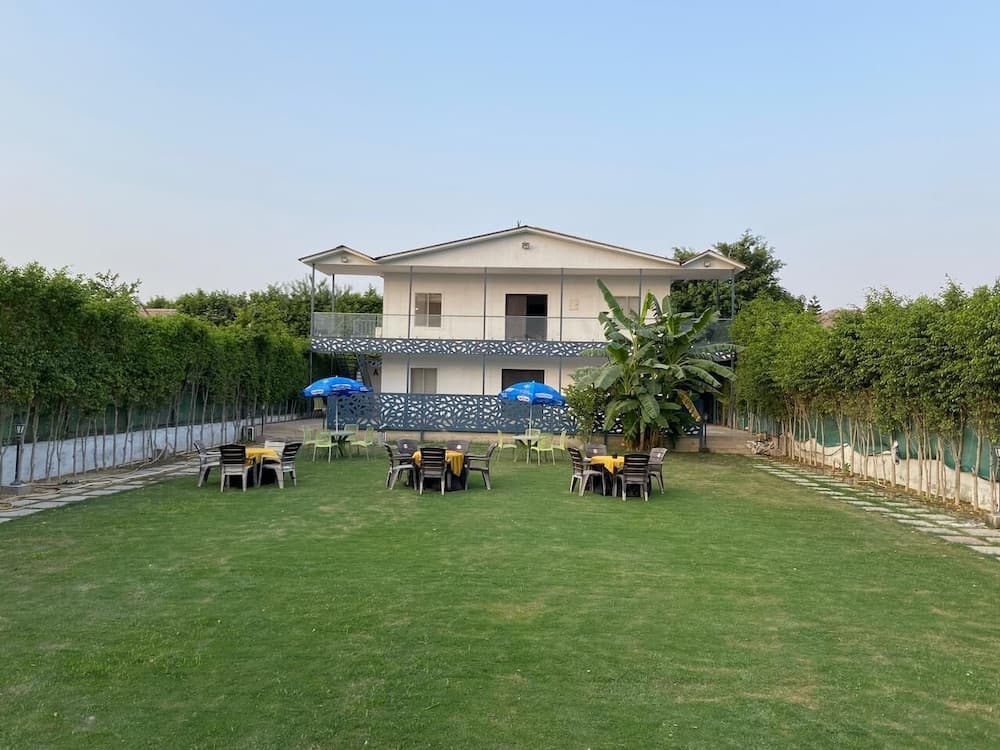 GoBravo 12 - Vansh 4Bhk Farm w/t Pool Sec135 Noida