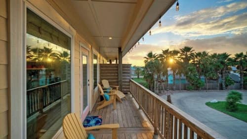 Pool, Walk to Old Town + Eateries, Nightlife, Shopping Rock N Reelby Avantstay
