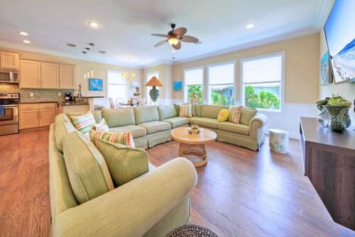 Pool, Walkable to Old Town Eateries, Nightlife, Shops Palm Palace by Avantstay