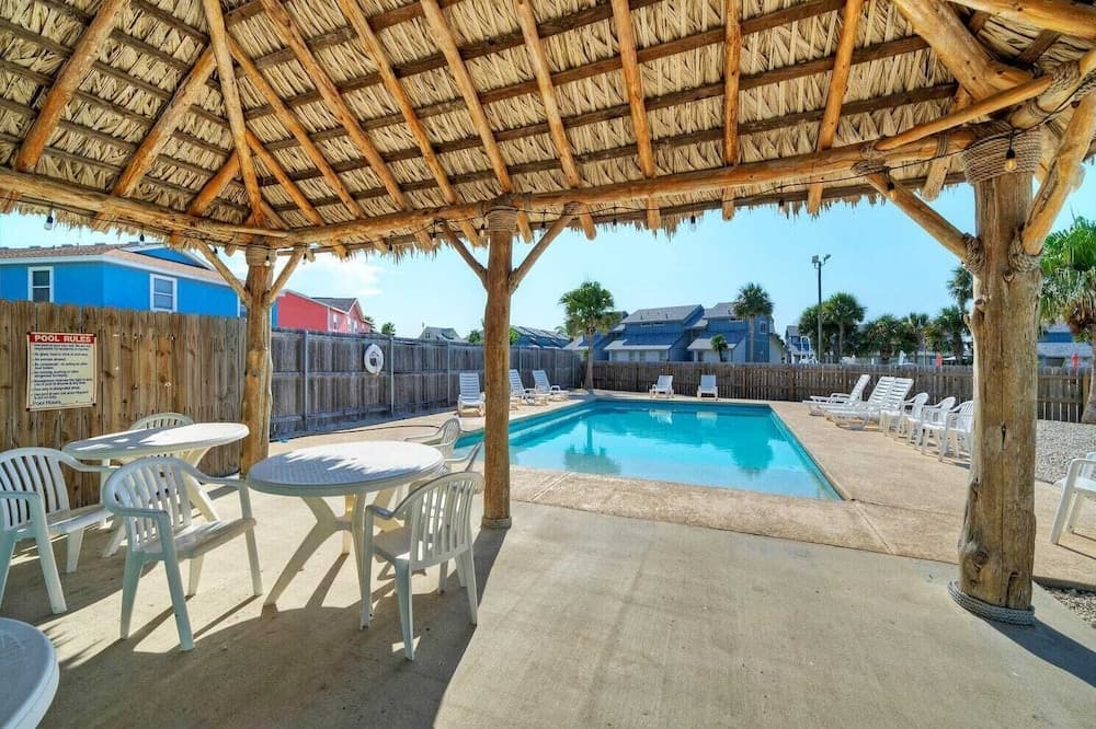 2 Blocks to the Beach, Pool, Patio w/ Bar Awave From it All by Avantstay