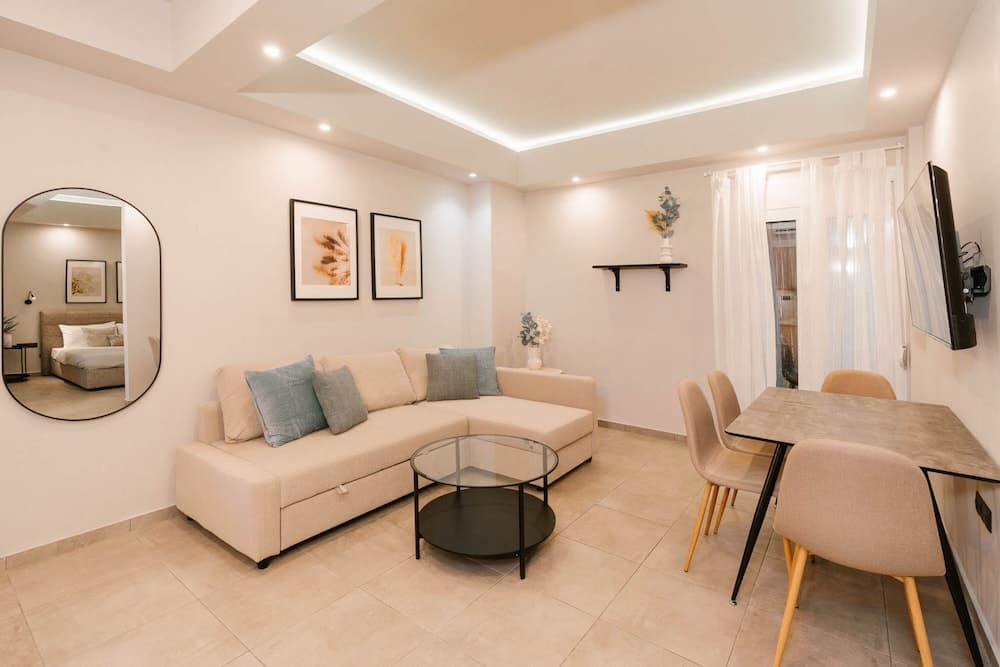 Phaedrus Living: City Center Zenonos Suite