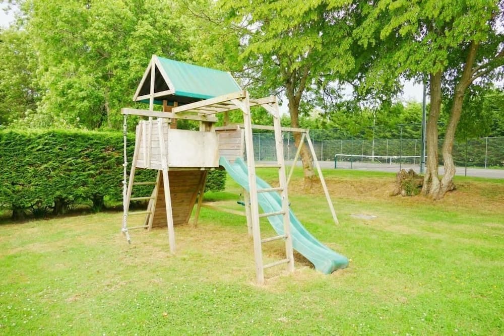 Gildridge Estat Large Group Tennis Court