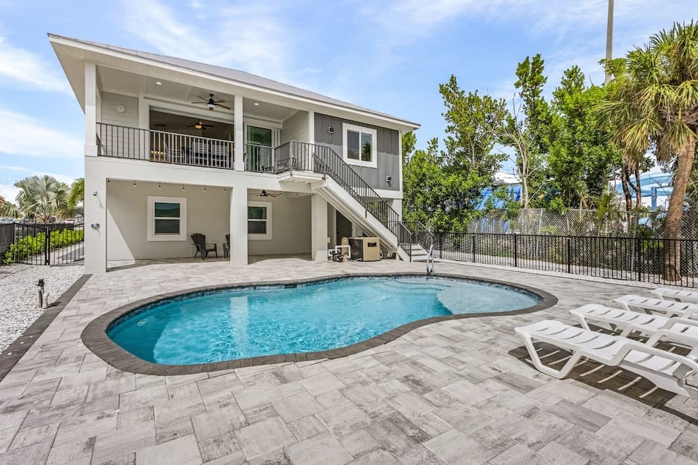 Beachcomber Life - 100 Gulf Beach Rd 3 Bedroom Home by RedAwning