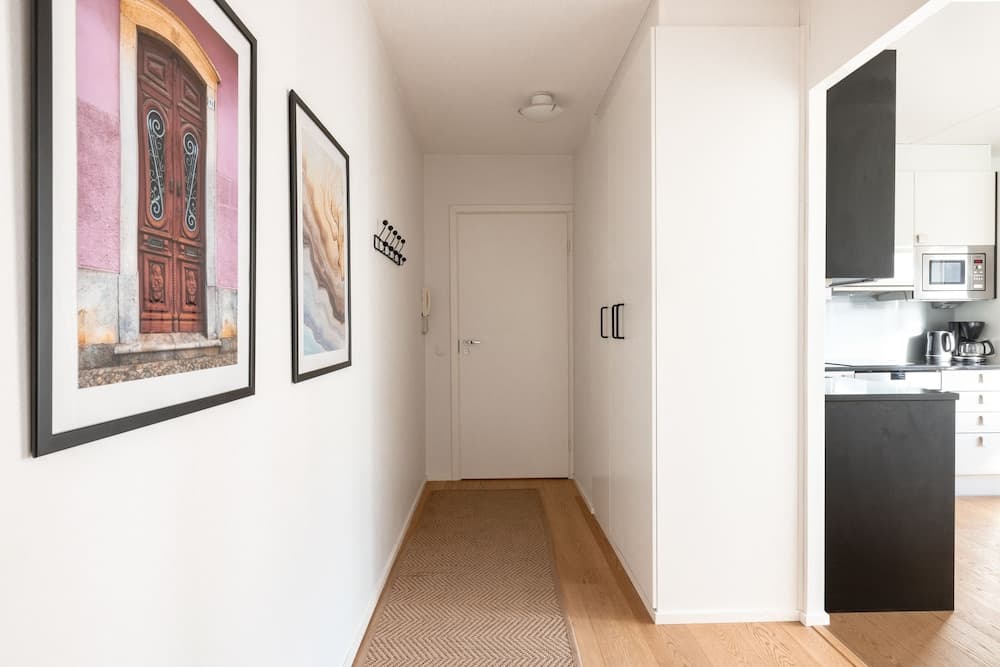 2ndhomes Modern & Cozy 2BR Apt w Balcony