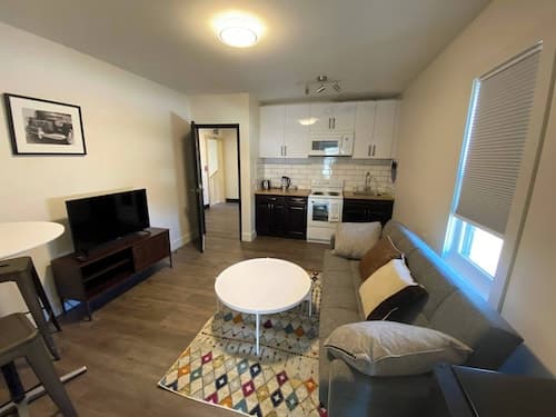 Lovely 1 Bedroom Condo With Free Parking And Balcony