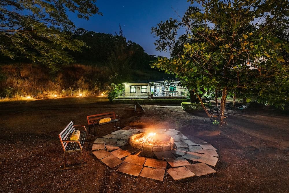 CosmicStays Kokiraj Lakehouse - Waterfront Retreat