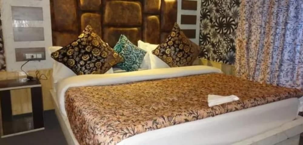 Goroomgo Rooma Srinagar