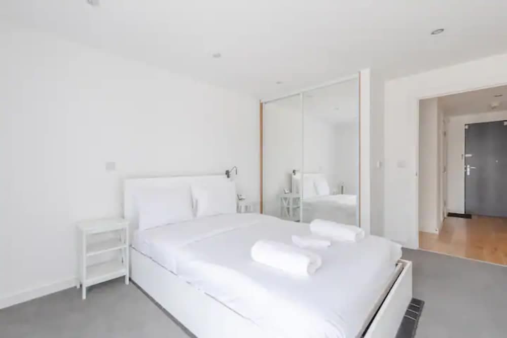 Vibrant 1BD Flat w/ Private Balcony, Camberwell!