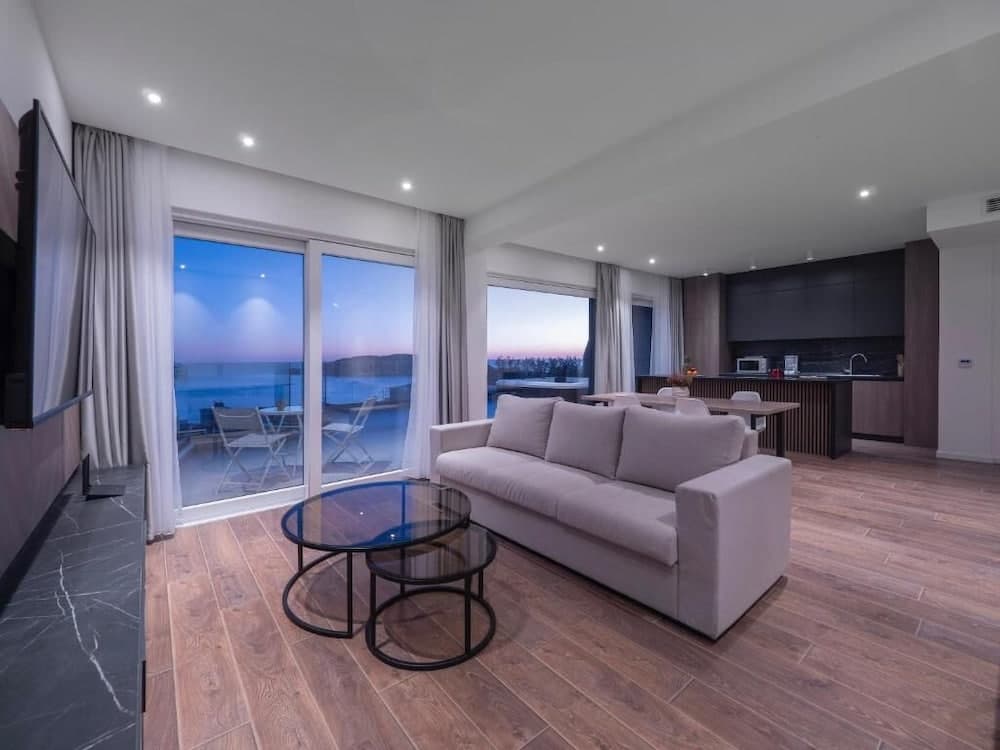 Horizon Two Bedroom Penthouse Hot tub