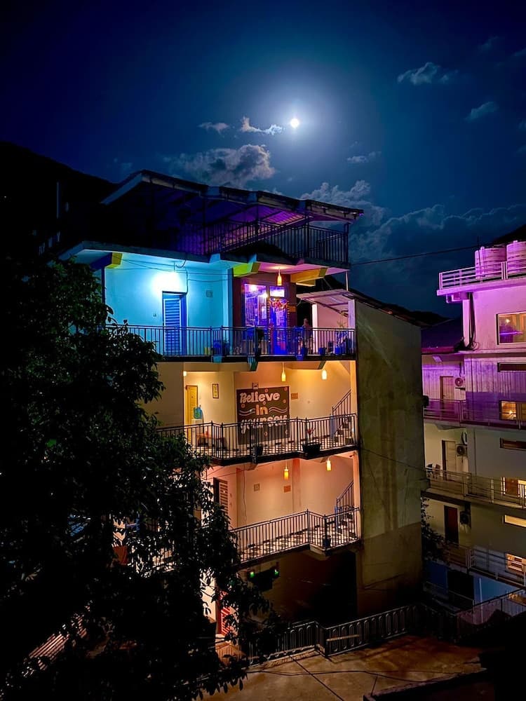 Konaklama yerinin ön cephesi