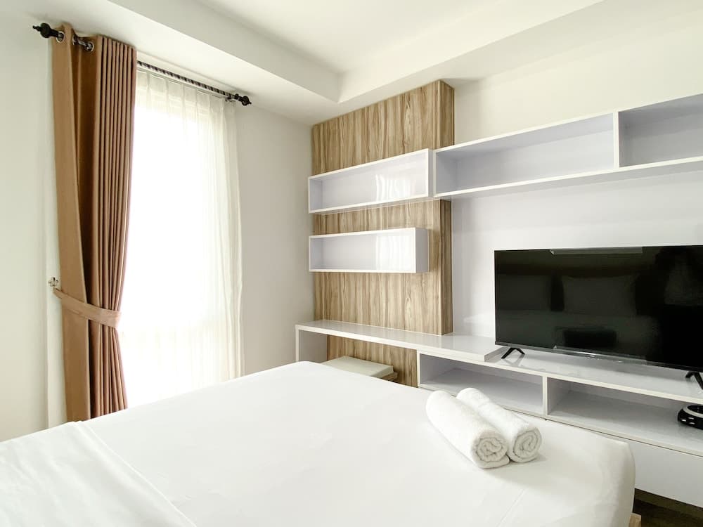 Homey And Compact Studio At Azalea Suites Apartment