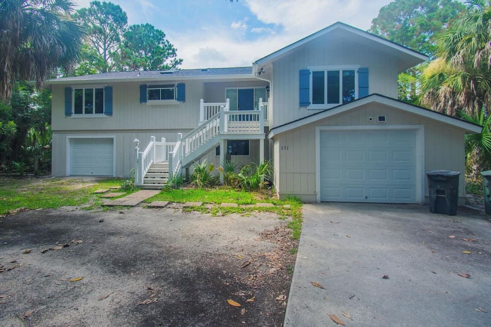 371 Tarpon Blvd