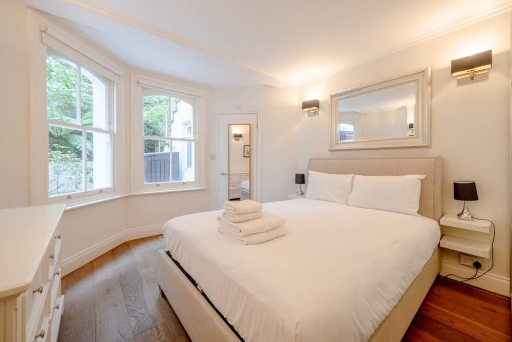 Gorgeous 2BD Flat With Patio - South Kensington!