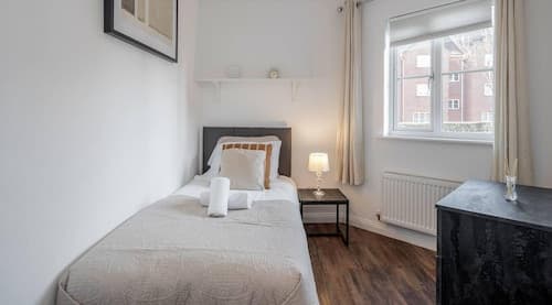 2 Bed Apartment Sleeps 5 - Wifi, Free Parking