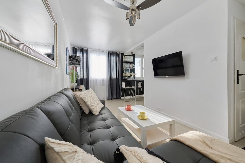 Black & White Studio by Renters