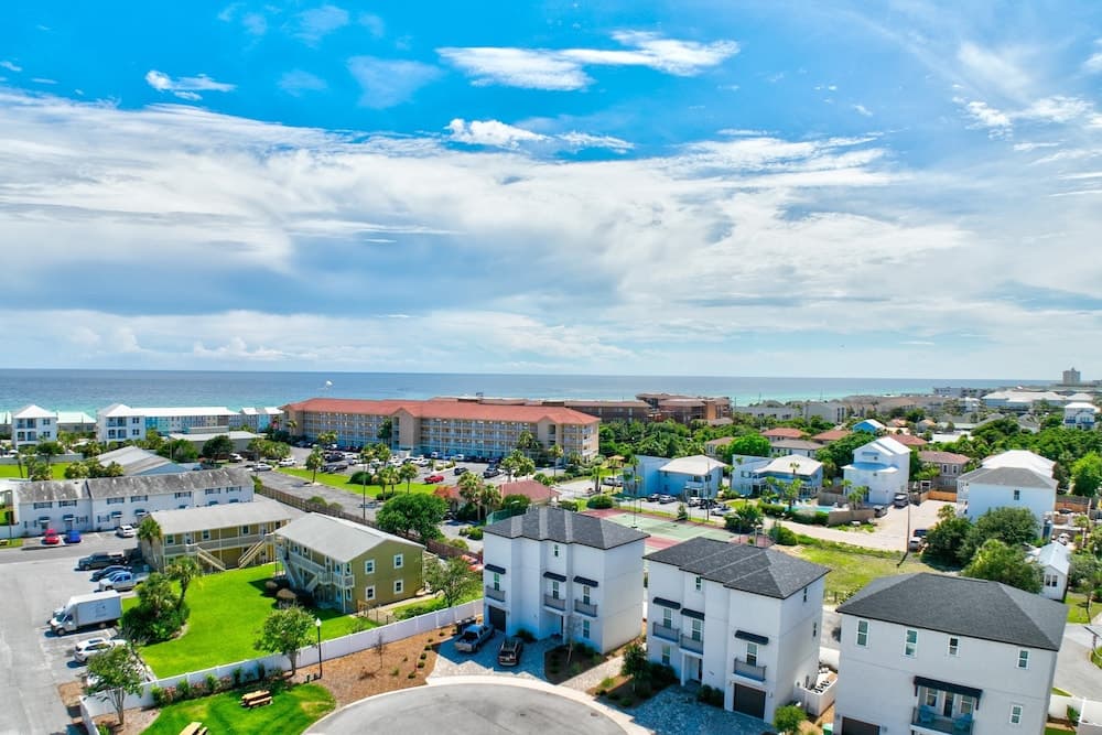 Destin Delight by Avantstay Majestic 3-story Home Near Beach~wifi~bbq~pets Ok~community Pool Access