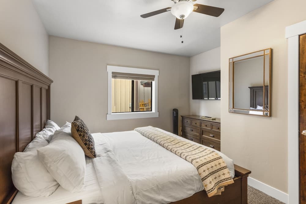 The Yellowstone Hideaway Unit A