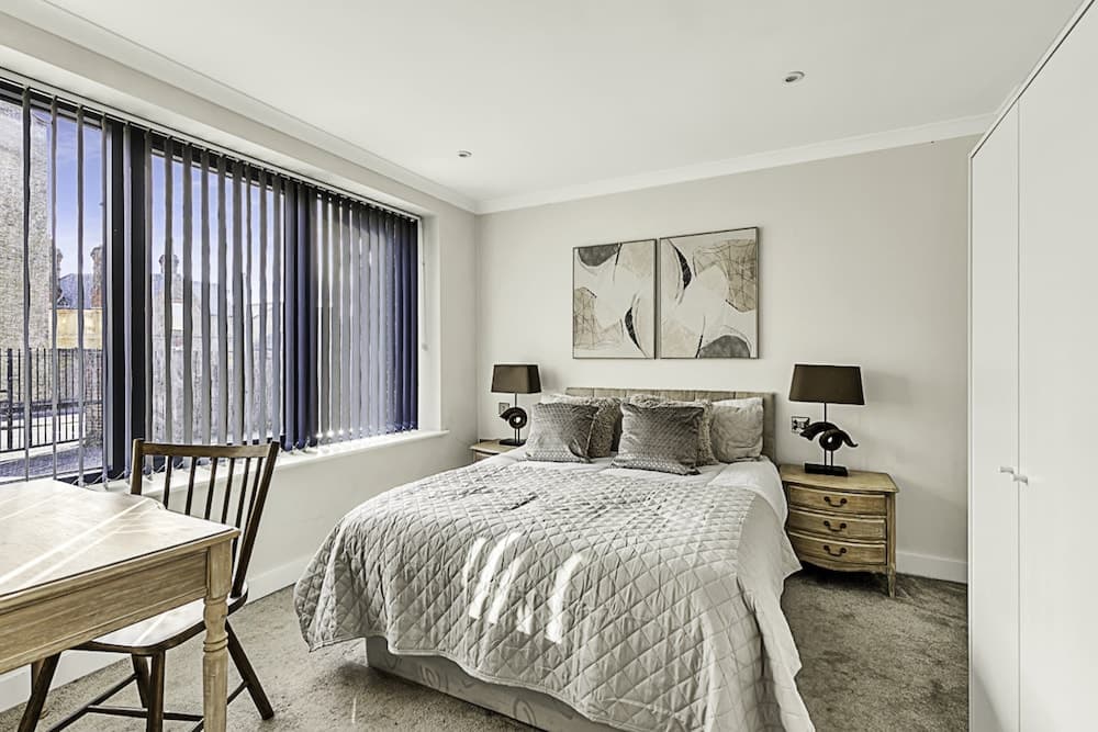 Chic and Contemporary Retreat in Brentford