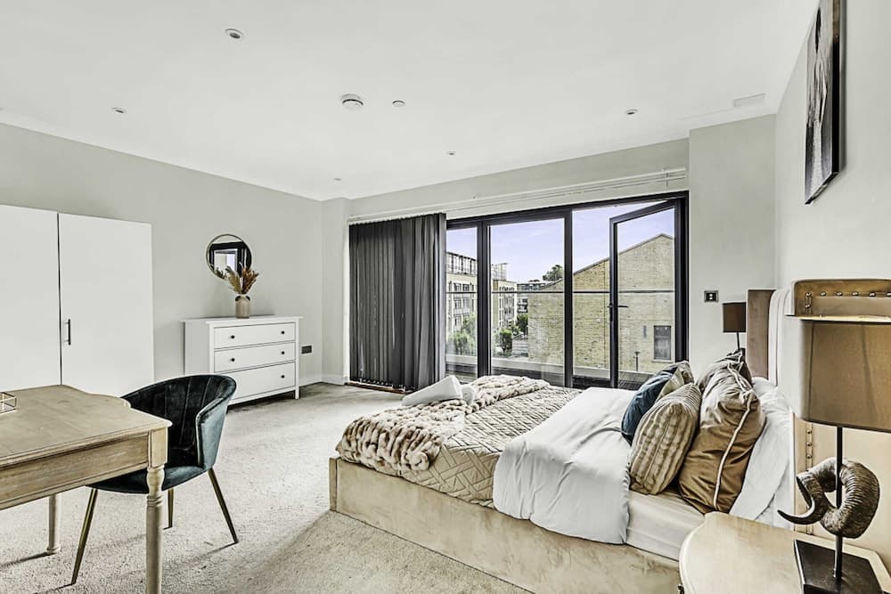 Beautiful Abode In Brentford