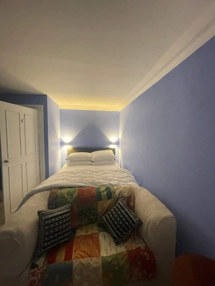 Expansive 4BD Home- 15 min From Buckingham Palace!