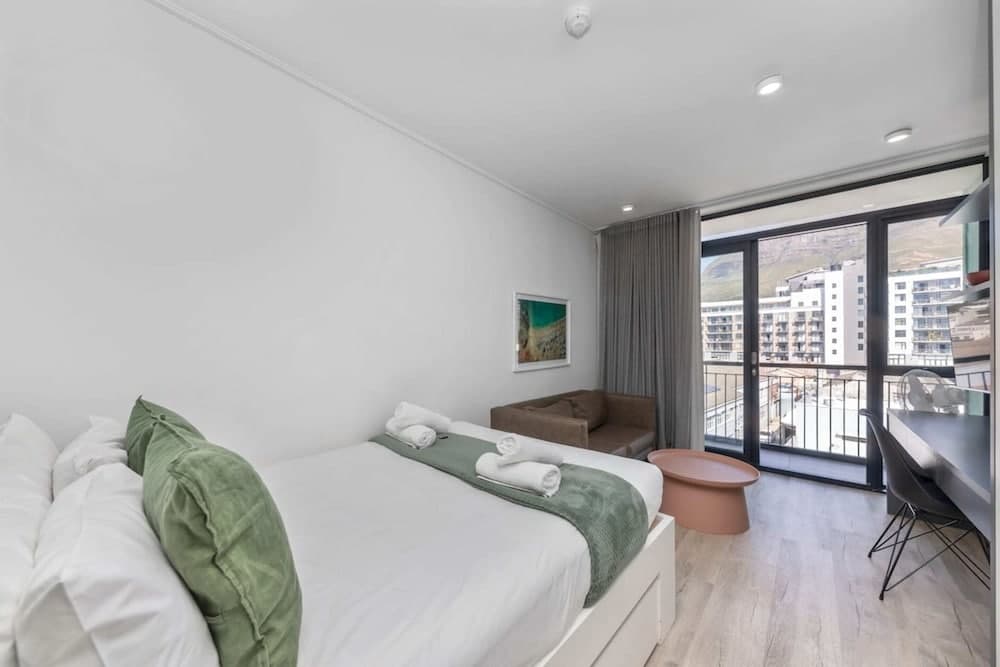 Stunning Studio Apartment With Balcony, Woodstock!