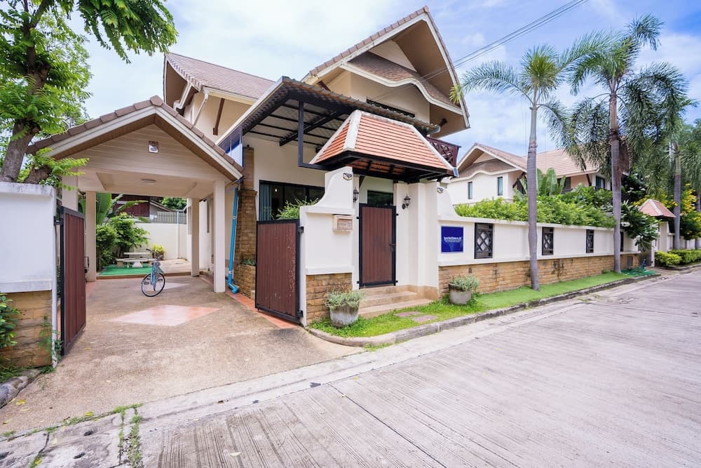 Natcha Pool Villa by Warin