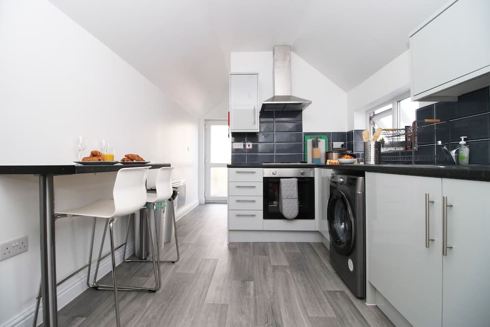 Cardiff Private Double Rooms with Shared Bathroom Wi-Fi and Free On-Street Parking