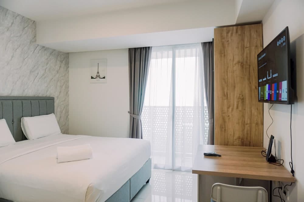 Homey And Warm Studio At West Vista Apartment